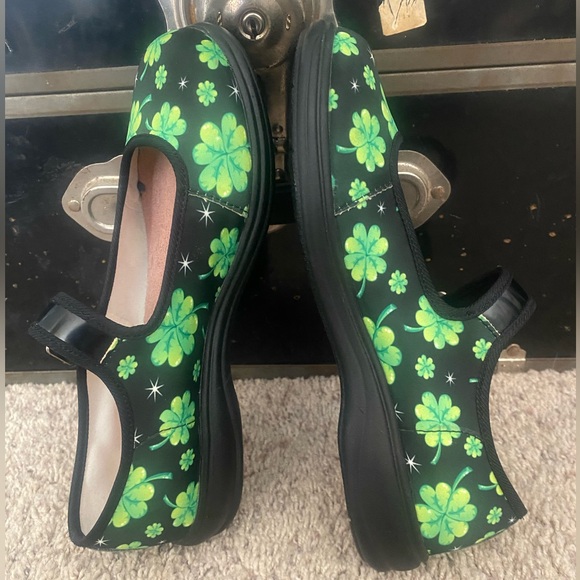 Mary Jane Shoes with Green Clover Pattern size 8M - Picture 2 of 4